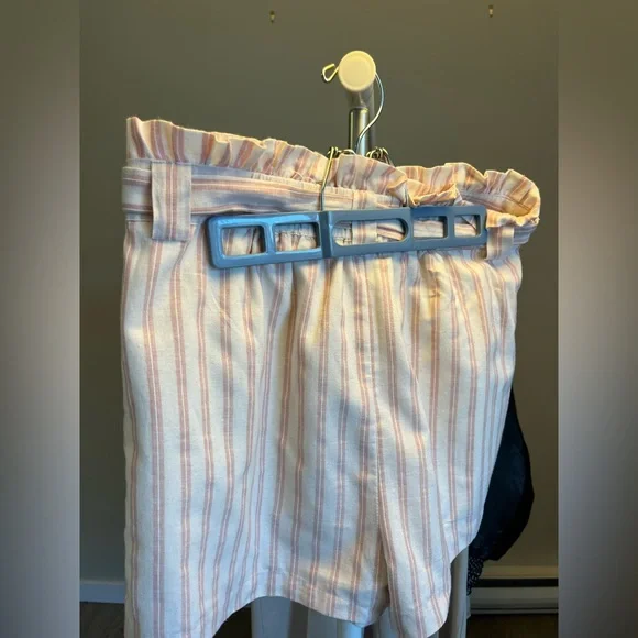 moodie linen shorts (size L) - Picture 2 of 2